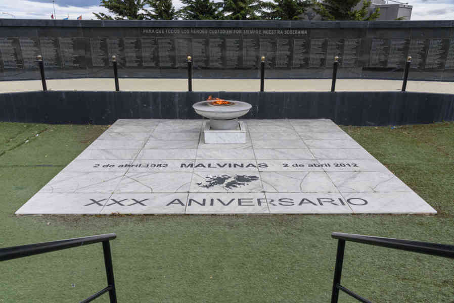 Argentina 128 - Ushuaia - plaza Islas Malvinas - y monumento a los Caídos.jpg